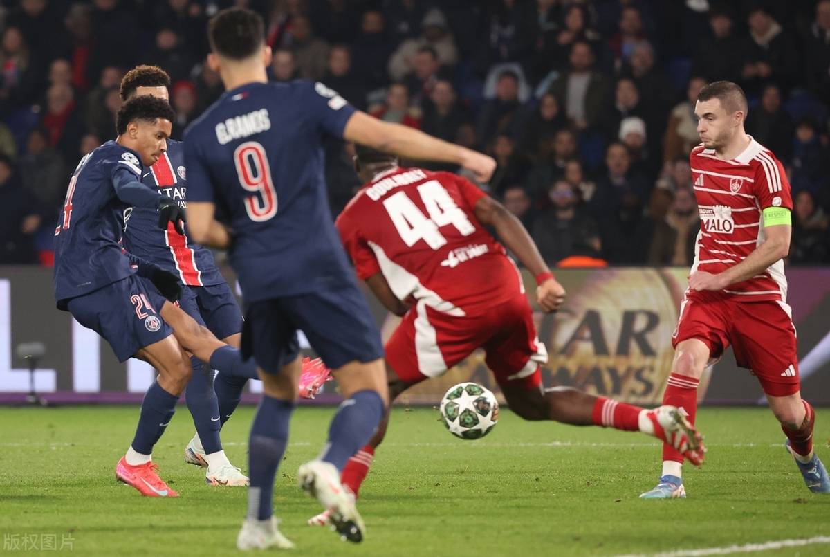 利物浦险胜巴黎圣日耳曼，姆巴佩乌龙送礼英超